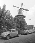 881144 Gezicht op de met vlaggetjes versierde molen Rijn en Zon (Adelaarstraat 30) te Utrecht, tijdens de ingebruikname ...